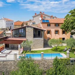 Stone Zamask With A Pool And A Lovely View Гостевой дом